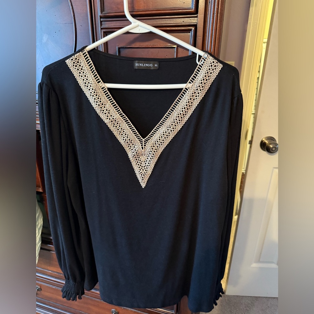 Funlingo Black Lightweight Knit Sweater Size XL